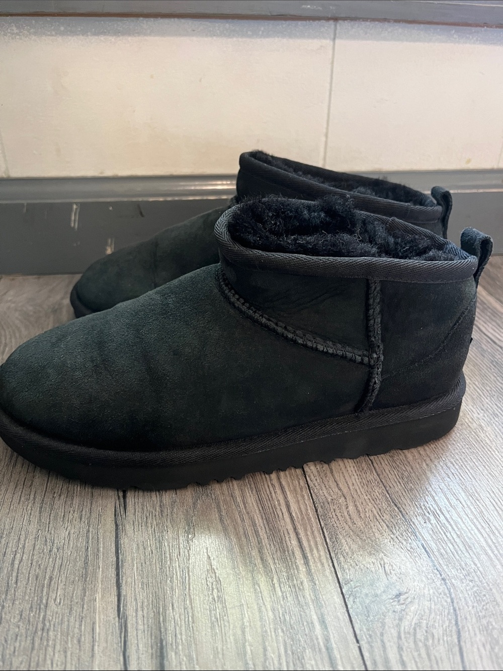 UGG Kids Classic Ultra Mini Boot - Black Size 2 - Picture 7 of 13